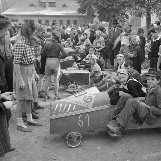Heinrich Pieroth, Seifenkistenrennen, 1950, Scan von Film-Negativ 6x6 cm